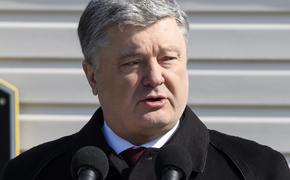 Солдату почетного караула президента Украины стало плохо во время речи Порошенко
