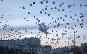 В день траура крымчане выпустили в небо белые и черные шары в память о погибших