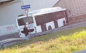 Автобус  на выезде из Балаклавы врезался в опорную стену под мостом