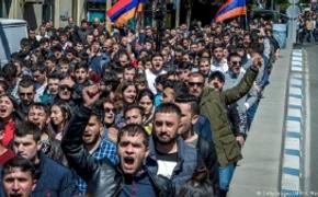 В центре Еревана митингуют тысячи жителей Армении