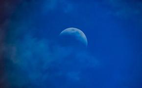 В сети рассматривают видео "уходящей" Луны, снятое российским космонавтом
