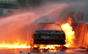 Водитель поливальной машины потушил в Москве горящий автомобиль