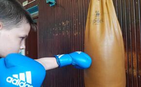 Анатолий Литовченко добился дополнительных средств для школы по боксу в Копейске
