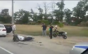 Мотоцикл врезался в машину в Саках, водитель сильно пострадал