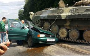 Видео, как БМП раздавила автомобиль на белорусской трассе