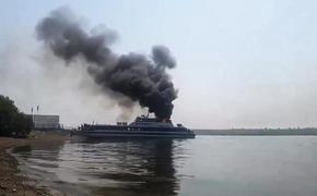 Видео, как на водохранилище Иркутска загорелся пассажирский теплоход