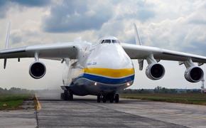 Бреющий полет самого тяжелого грузового самолета Ан-225 сняли на видео