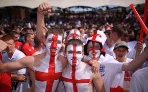 Английские фанаты бурно отпраздновали победу над Швецией в ИКЕА