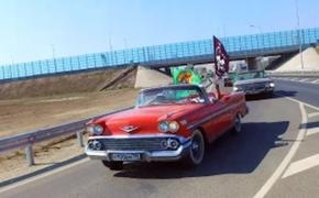 Десятки ретро-автомобилей приехали на первый крымский фестиваль авто «Мост»