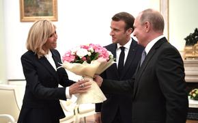 Фото, как Путин вручил букет пионов первой леди Франции