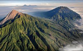 С вулкана в Индонезии эвакуировали более 500 человек