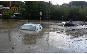 Во Львове пришлось эвакуировать людей из затопленных ливнем автомобилей