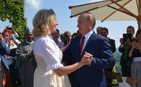 Глава МИД Австрии рассказала, как пригласила Путина на свою свадьбу