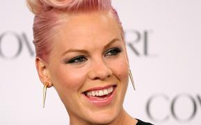 Видео: Pink прервала концерт, чтобы утешить сироту‍