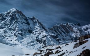 Вмерзшее в лед тело альпиниста обнаружено на Алтае