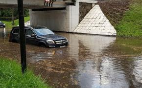 В Зеленогорске после ливня с градом машины уходят под воду