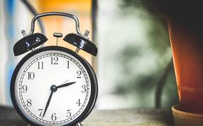 Еще пять минуточек: ученые назвали главные опасности перевода будильника