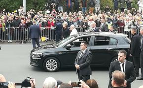 Никаких лимузинов: Папа Римский Франциск посетил Латвию