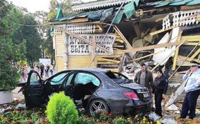 Видео, как автомобиль московских туристов протаранил музей в Угличе