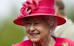 СМИ рассказали о "третьей руке" королевы Великобритании Елизаветы II