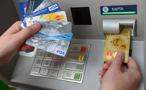 Россияне испугались остаться без денег. Банкам дали право блокировать карты