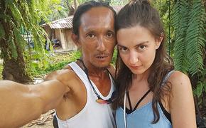 Отшельник из Таиланда похвалился, как "затащил" туристку из России в свою пещеру