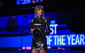 Тейлор Свифт завоевала премию в номинации «Артист года» на American Music Awards
