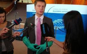 В сети смеются над нардепом Гончаренко в резиновых перчатках на заседании ПАСЕ