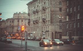 Опубликовано видео, как в Санкт-Петербурге автобус "катается" по тротуару