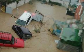 Пассажирские поезда застряли в Туапсе из-за подтопления и наводнения
