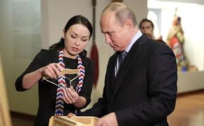 Сказительница из  Ханты-Мансийска подарила Путину охотничий пояс