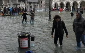 Видео: исторический центр Венеции затопило