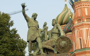 Путин возложил цветы к памятнику Минину и Пожарскому в центре Москвы