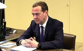 Медведев рассказал китайцам, кто подбирает ему галстук