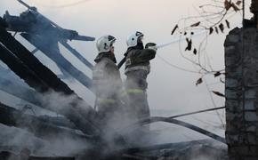 В Хакасии двое юношей вытащили из горящего дома троих детей