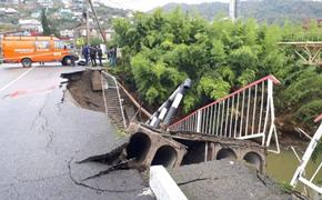 В Сочи под Адлером рухнул автомобильный мост