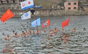 В Балаклаве состоялся массовый заплыв любителей зимнего купания