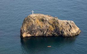 В Крыму на Георгиевской скале сильные порывы ветра снесли знаменитый крест