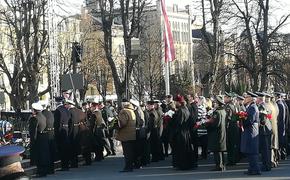 На государственный праздник Латвии пришли люди со свастикой
