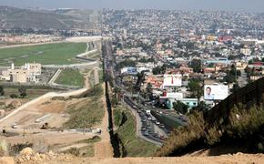 Сотни нелегальных мигрантов пытались прорваться из Мексики в США