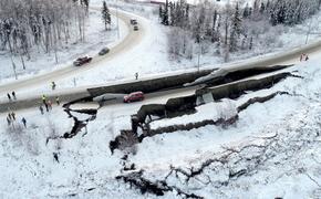 В ходе землетрясения на Аляске участок трассы провалился вместе с машиной