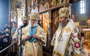 Порошенко наградил орденами двоих митрополитов УПЦ за автокефалию
