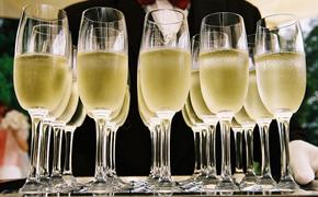 Эксперты предупреждают: пить шампанское с пеплом бумаги опасно
