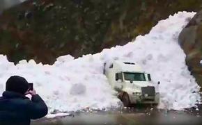 Видео, как лавина накрыла грузовик в горах Дагестана