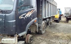 В Евпатории близ Черноморского шоссе автослесаря придавило грузовой машиной