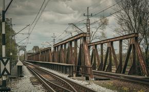 В Донецке взорвали опору железнодорожного моста