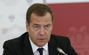 Медведев отслеживает цены на бензин, поручил Козаку разобраться с нефтяниками