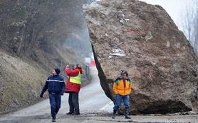 Под Севастополем в результате обвала на дорогу упал обломок скалы весом 7 тонн