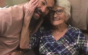 Брутальный герой и любящий внук Джейсон Момоа выложил в сеть фото с бабулей