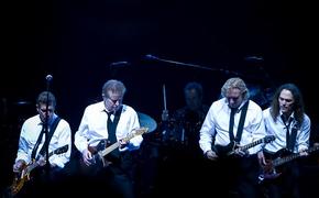 Мужчина развеселил сеть, исполнив хит группы Eagles «Hotel Californnia»